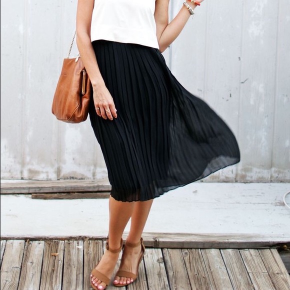 Banana Republic Dresses & Skirts - Black Pleated skirt
