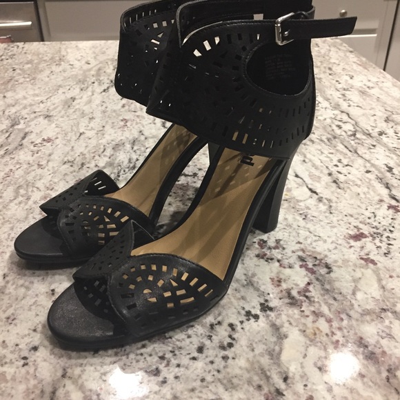 Black leather like laser cut strap block heel - Picture 4 of 4