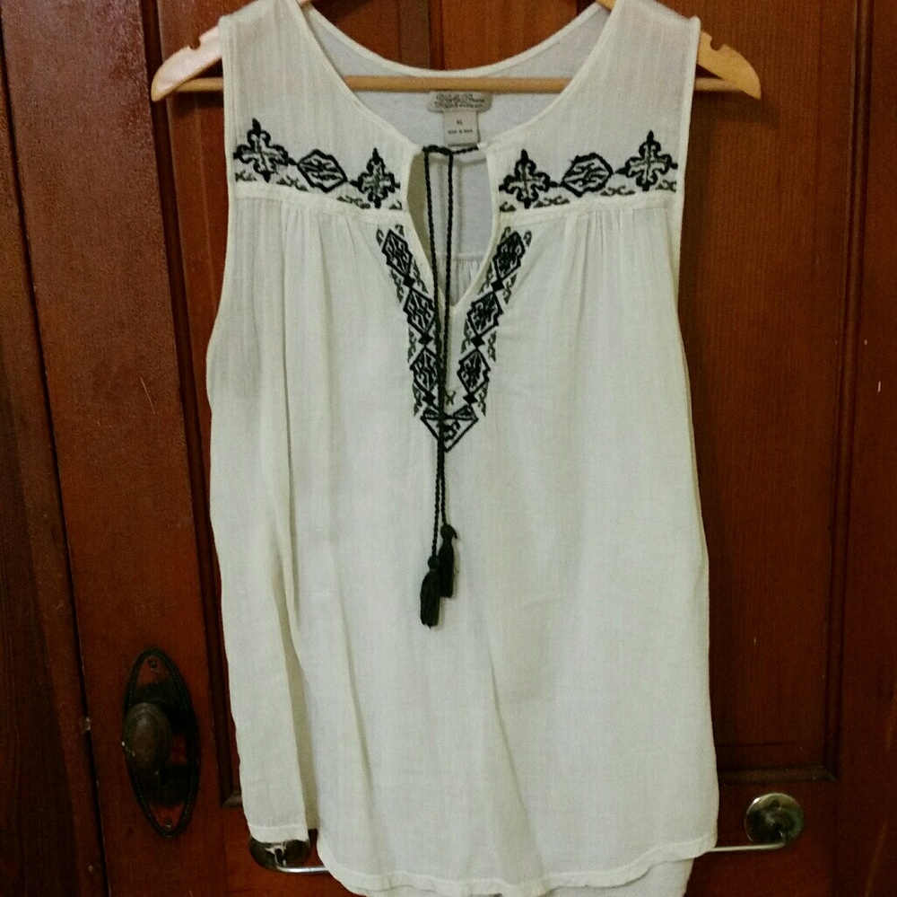 Sleeveless embroidered blouse