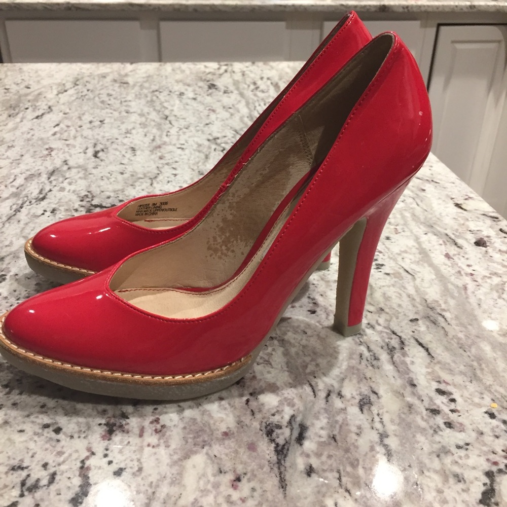 Red shiny patent leather pumps