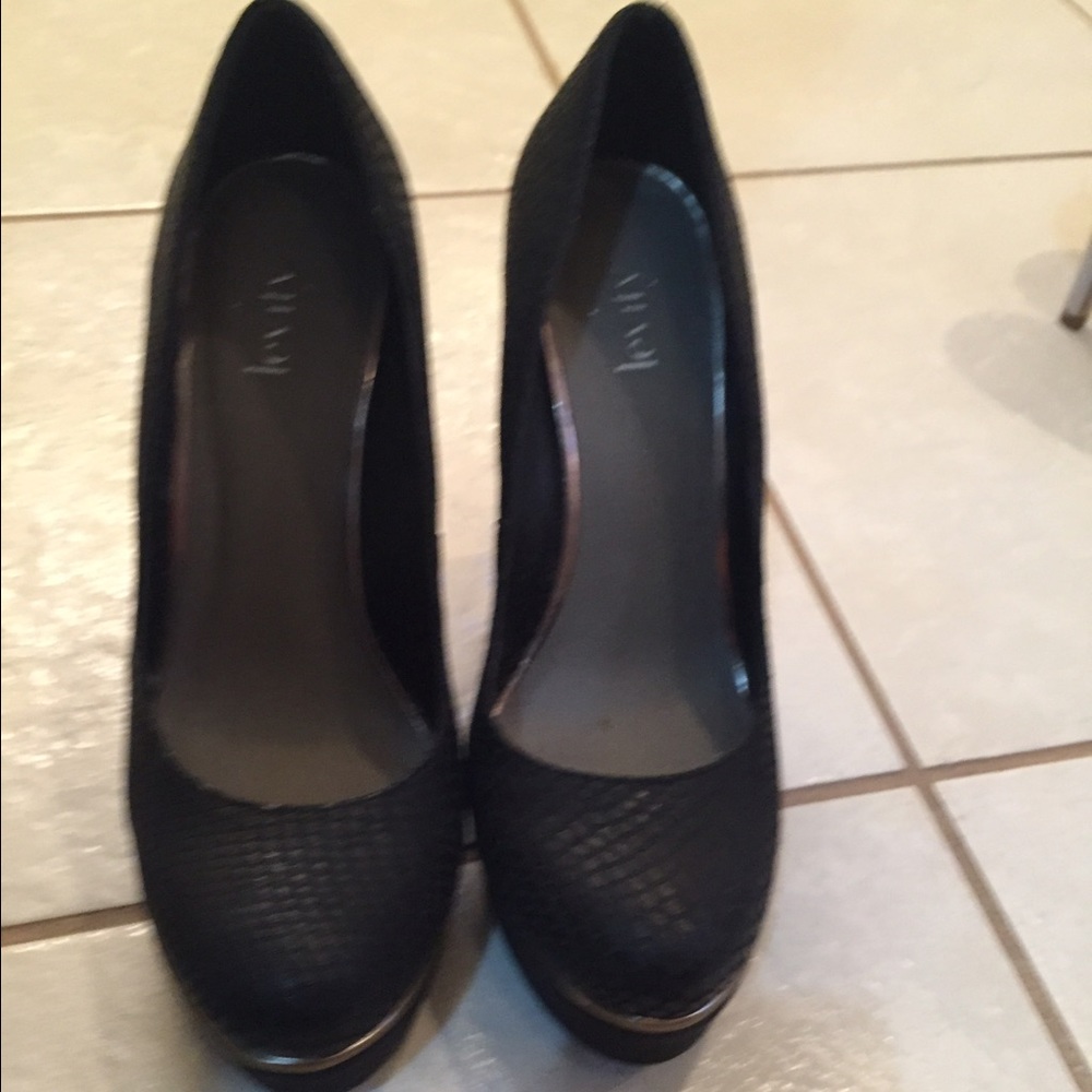Black wedges. Gold detail