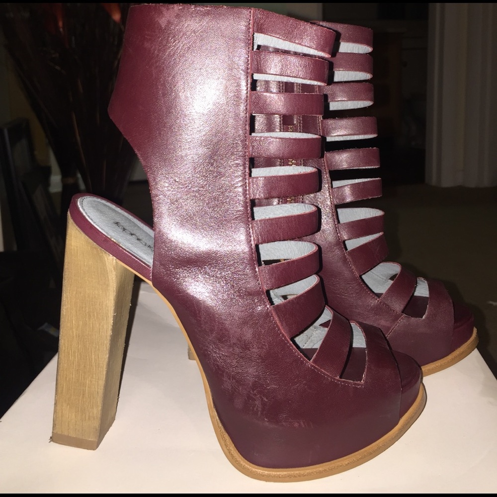 Peep-toe Retro Heels.