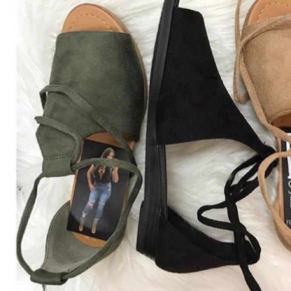 1 LEFT!! NWT.Olive peep toe mini wedge sandal - Picture 6 of 8