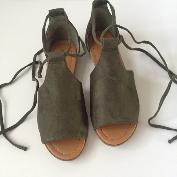 1 LEFT!! NWT.Olive peep toe mini wedge sandal - Picture 4 of 8