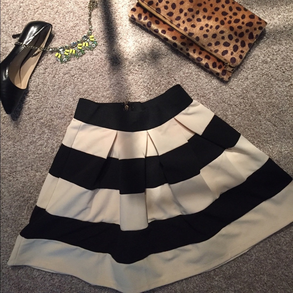 Pleated cream and black skirt