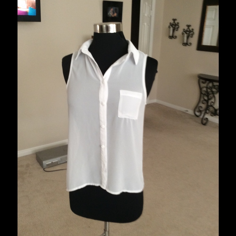 White collar button sleeveless shirt