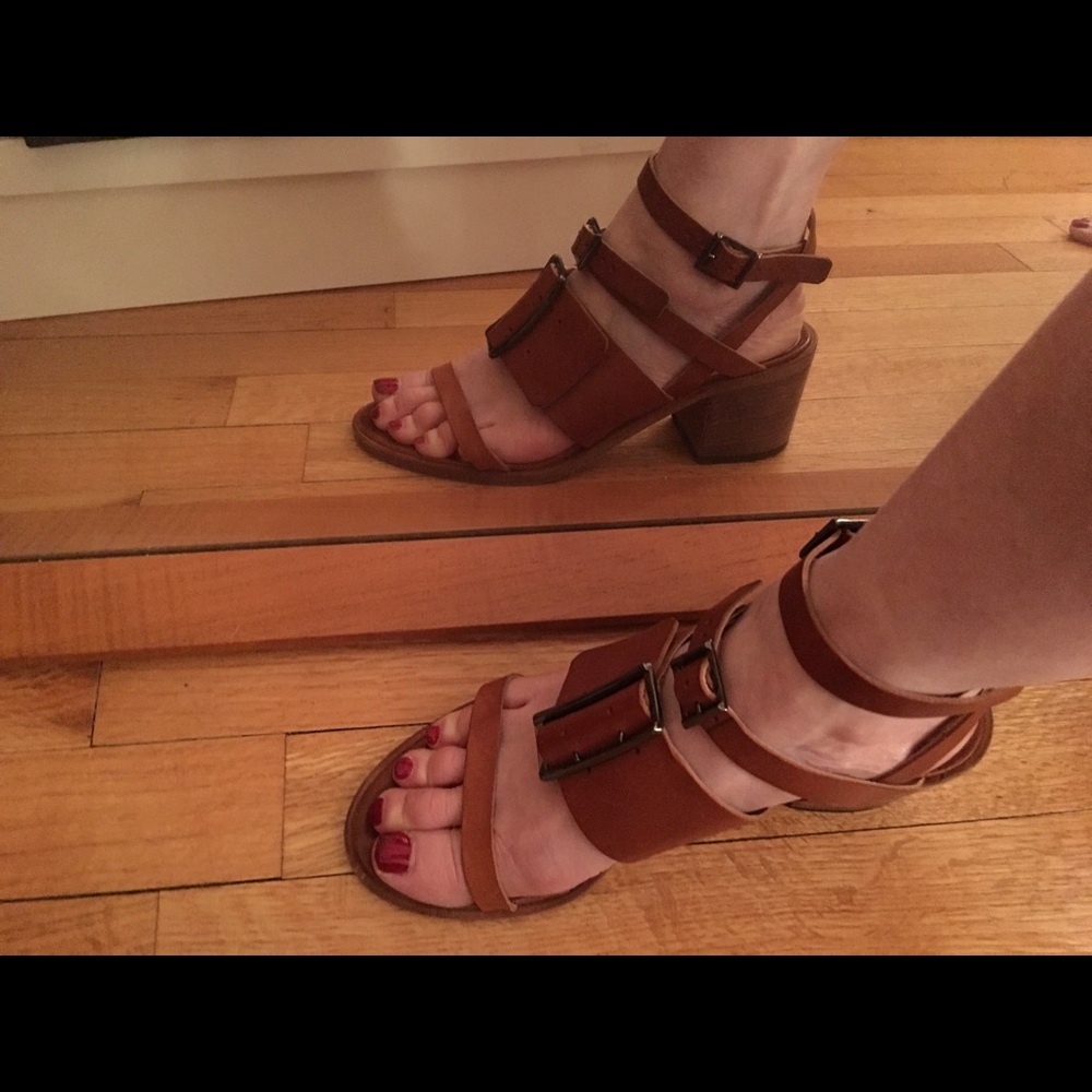 LD Tuttle Leather Buckle Sandals Size: 38/8
