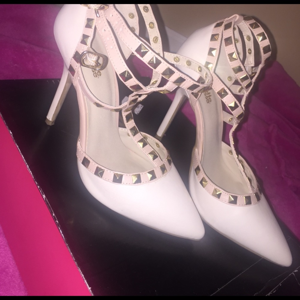 White, studed pumps