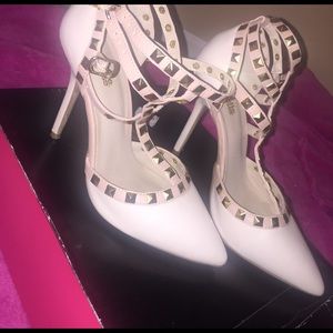 White, studed pumps