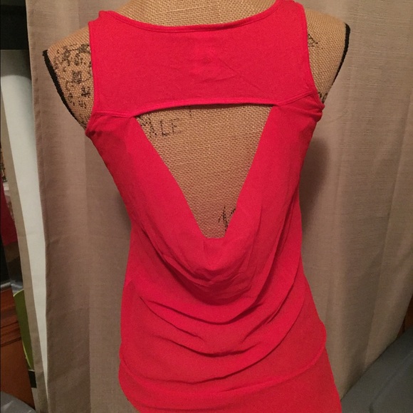 🚨NWOT Cute cut out top - Picture 5 of 5