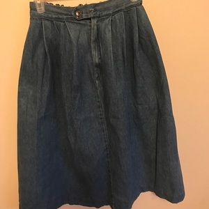 Denim skirt with hidden pockets