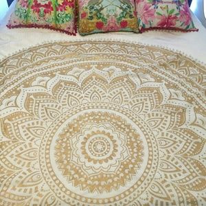 Round mandala gold with pompons
