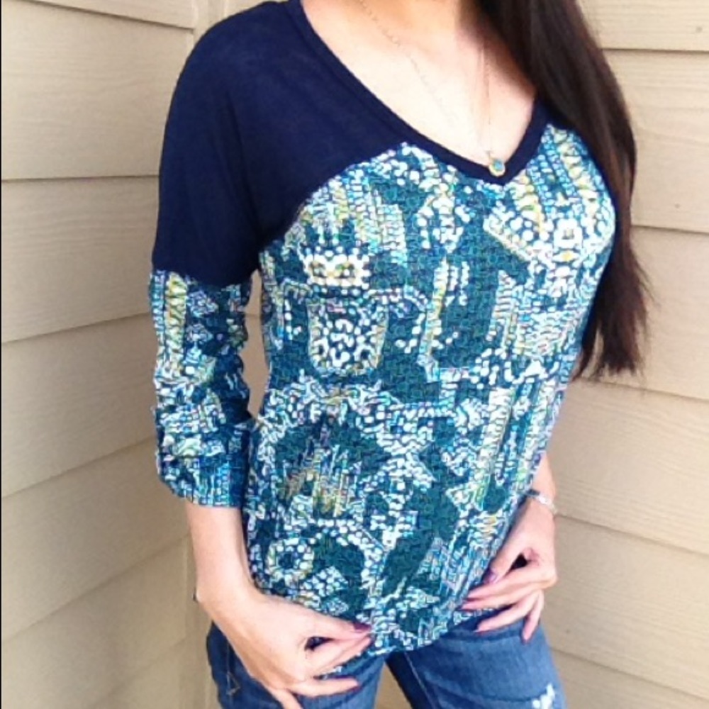 BKE Buckle v neck printed roll up sleeve top M