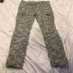 Gap Camouflage Skinny/Cargo Crops