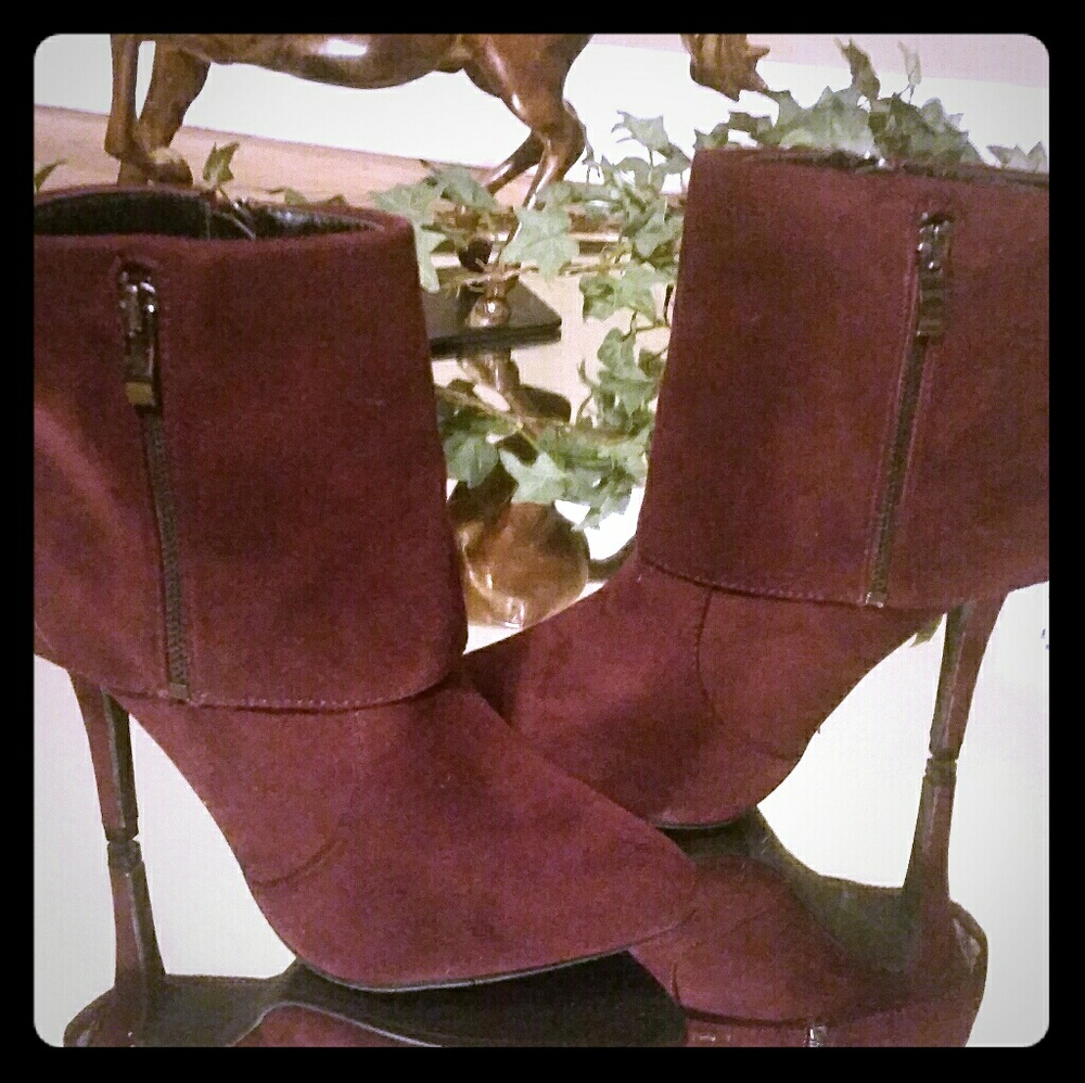 NWT Bucco Burgundy Folded Bootie!