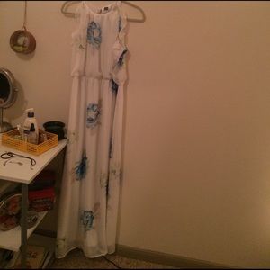 Long dress with a slit that goes up to knee