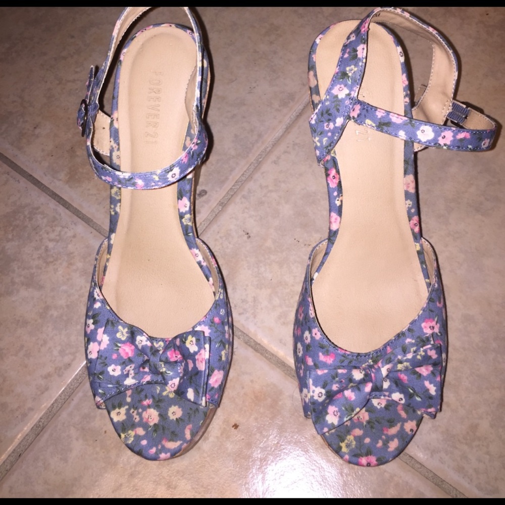 Floral wedges with bows on the front