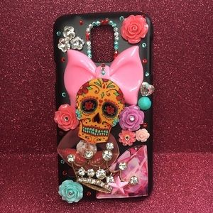 This phone case is for the Samsung Galaxy S5.