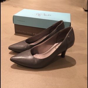 Grey comfortable pumps