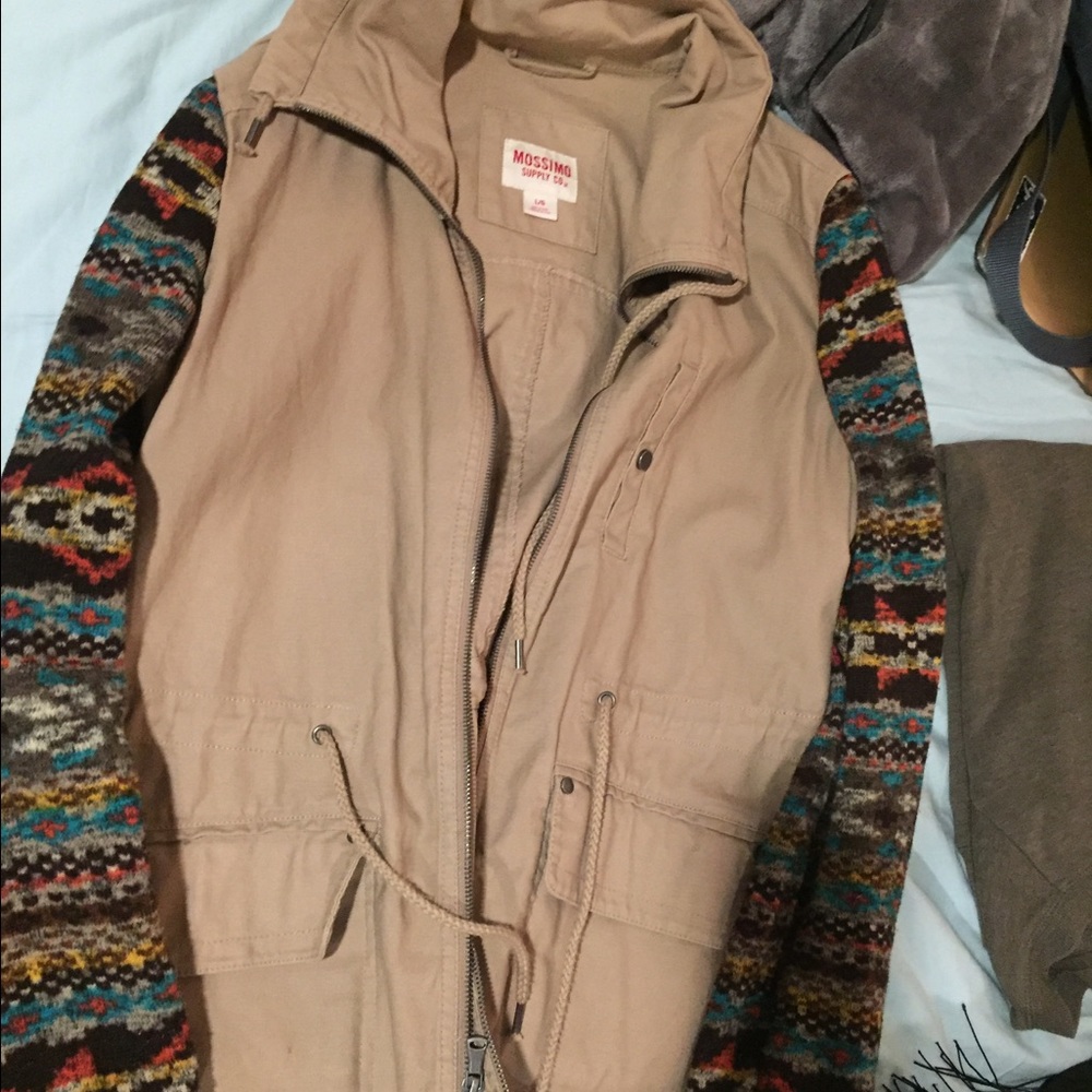 Light fall jacket with patterned sleeves