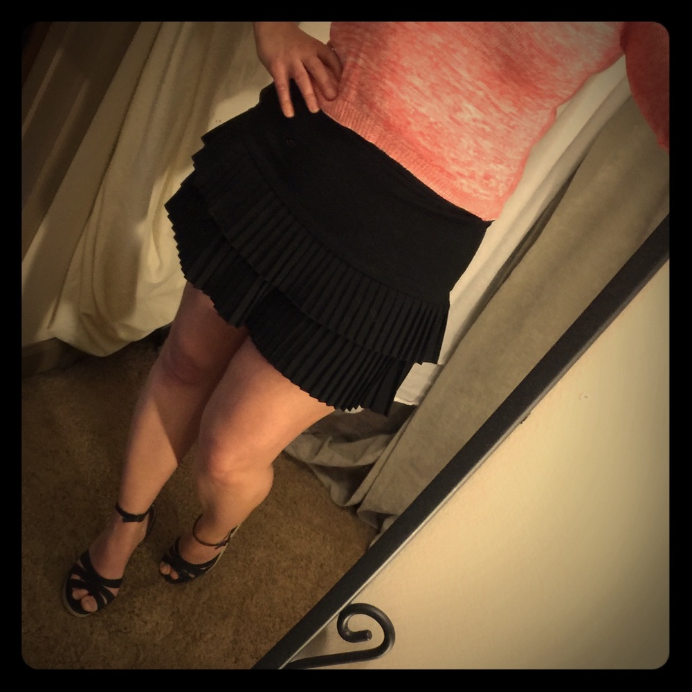 BCBGMAXAZRIA stunning black skirt w/tiered pleats