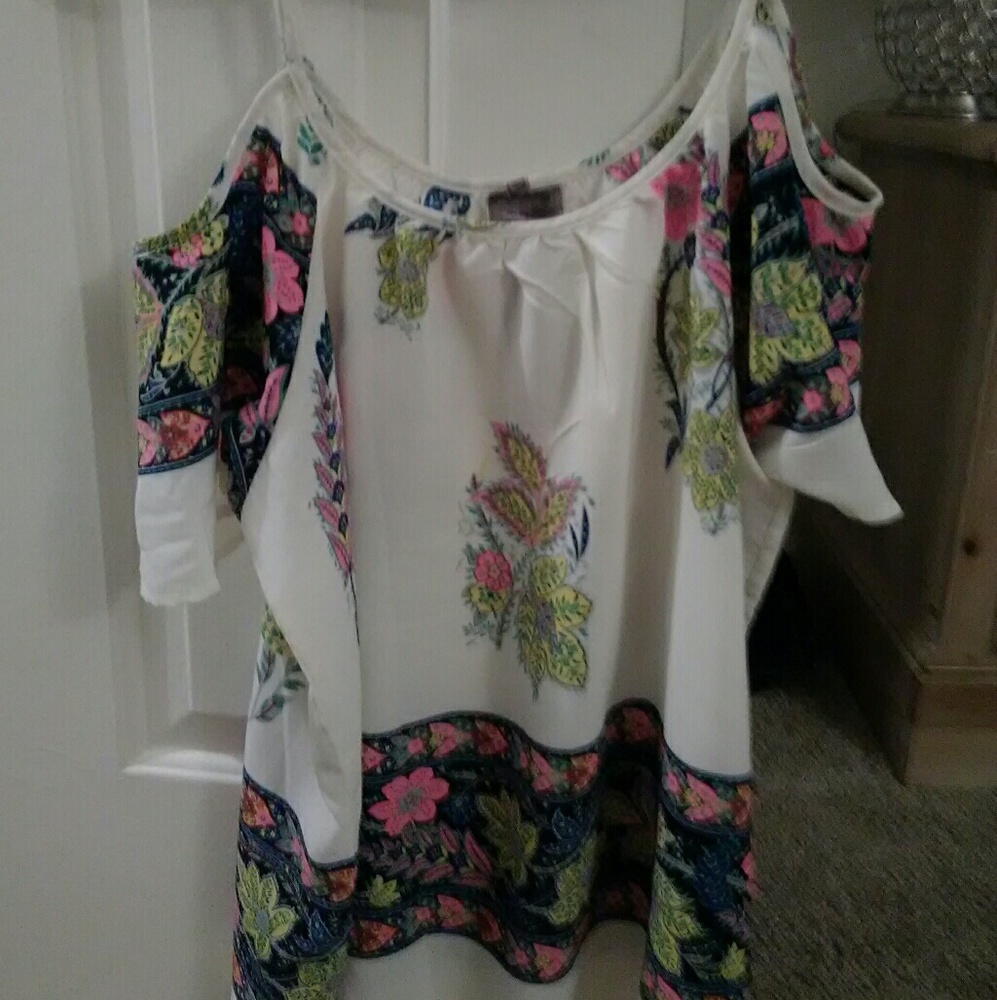 Blouse peek a boo shoulders floral