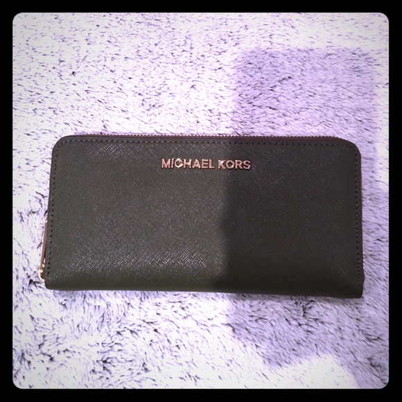 Michael Kors Handbags - Michael Kors Jet Set Travel Continental Wallet