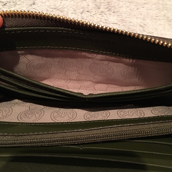 Michael Kors Jet Set Travel Continental Wallet - Picture 4 of 7