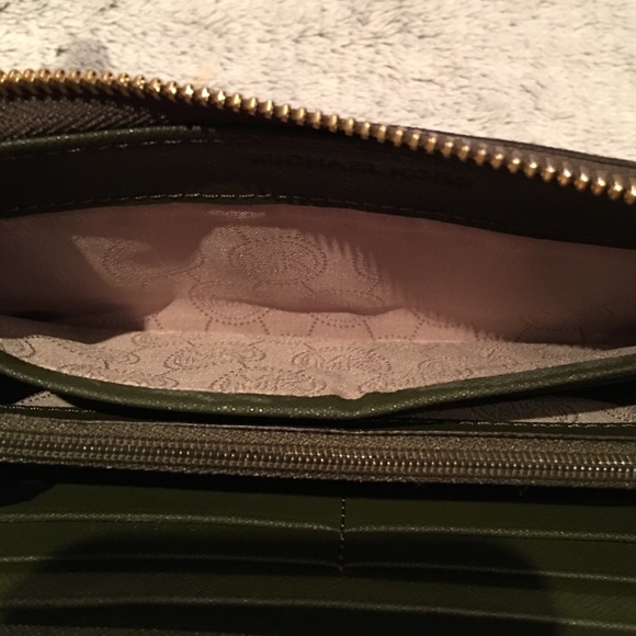 Michael Kors Jet Set Travel Continental Wallet - Picture 6 of 7