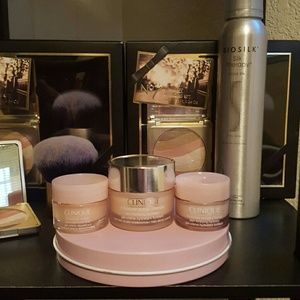 Clinique Moisture Surge. There is a quantity of 3