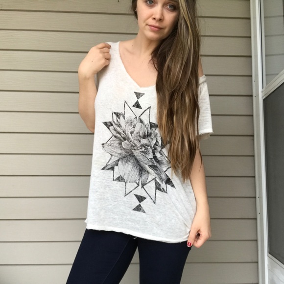 Flowy oversized v-neck graphic tee - Picture 3 of 4