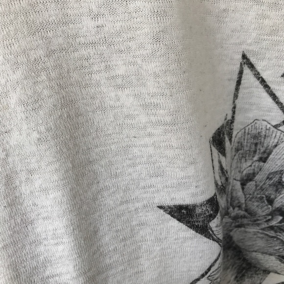 Flowy oversized v-neck graphic tee - Picture 4 of 4