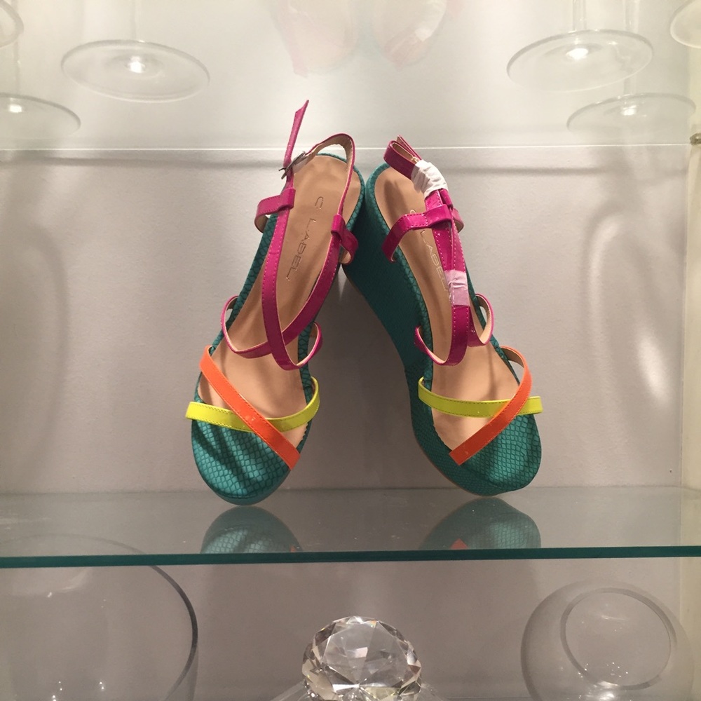 NWT Beautiful Multi-colored strapped wedge sandals - Picture 3 of 6