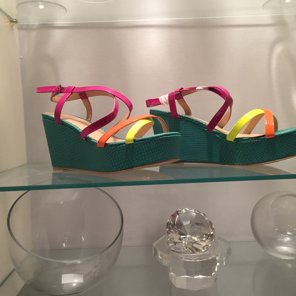 NWT Beautiful Multi-colored strapped wedge sandals - Picture 4 of 6