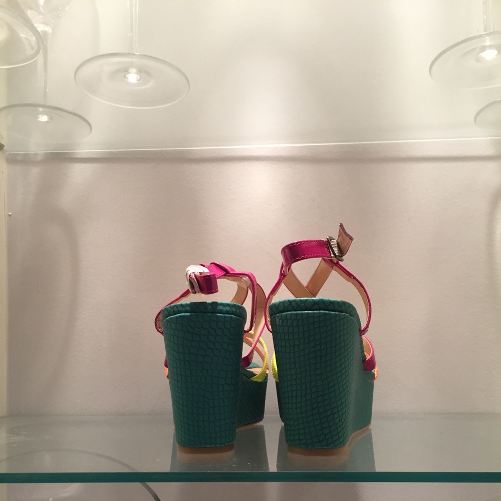 NWT Beautiful Multi-colored strapped wedge sandals - Picture 5 of 6