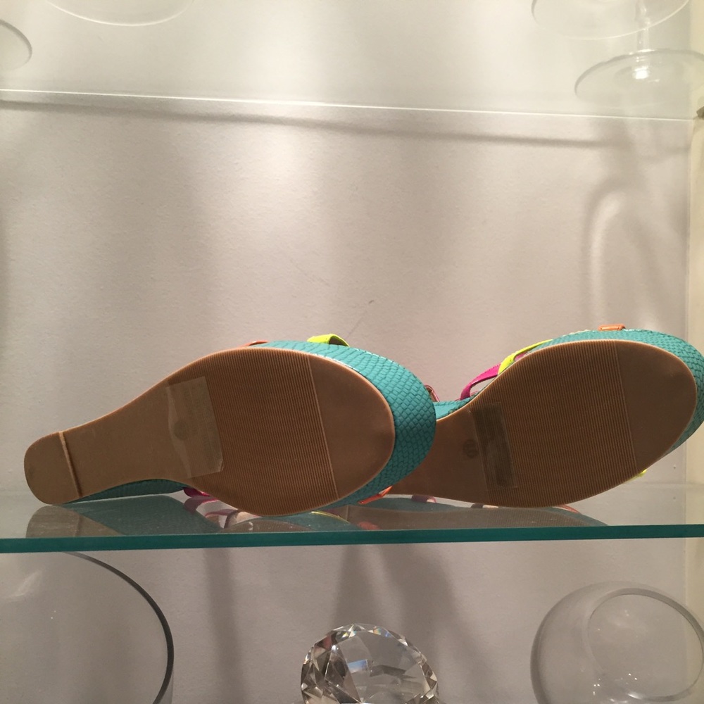 NWT Beautiful Multi-colored strapped wedge sandals - Picture 6 of 6