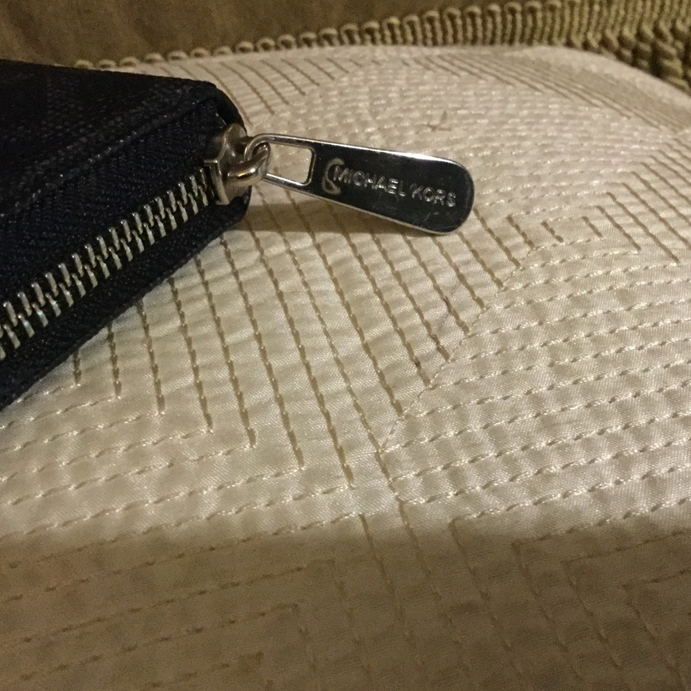 Michael Kors Jet Set Zip Around Wallet - Picture 2 of 4