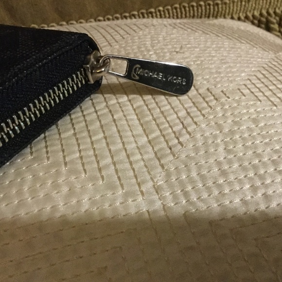 Michael Kors Jet Set Zip Around Wallet - Picture 2 of 4