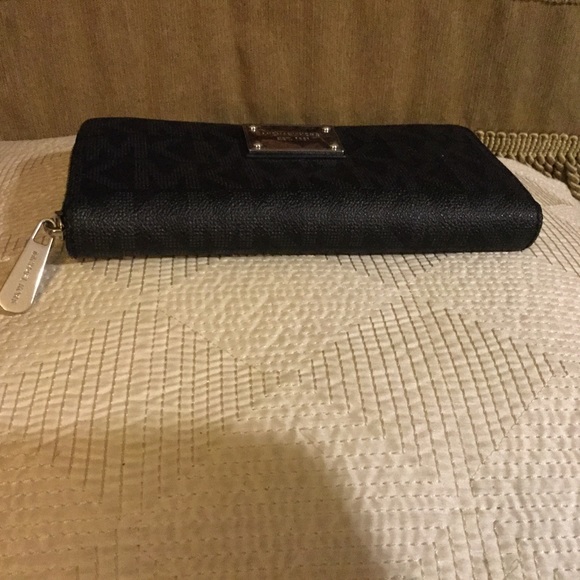 Michael Kors Jet Set Zip Around Wallet - Picture 3 of 4