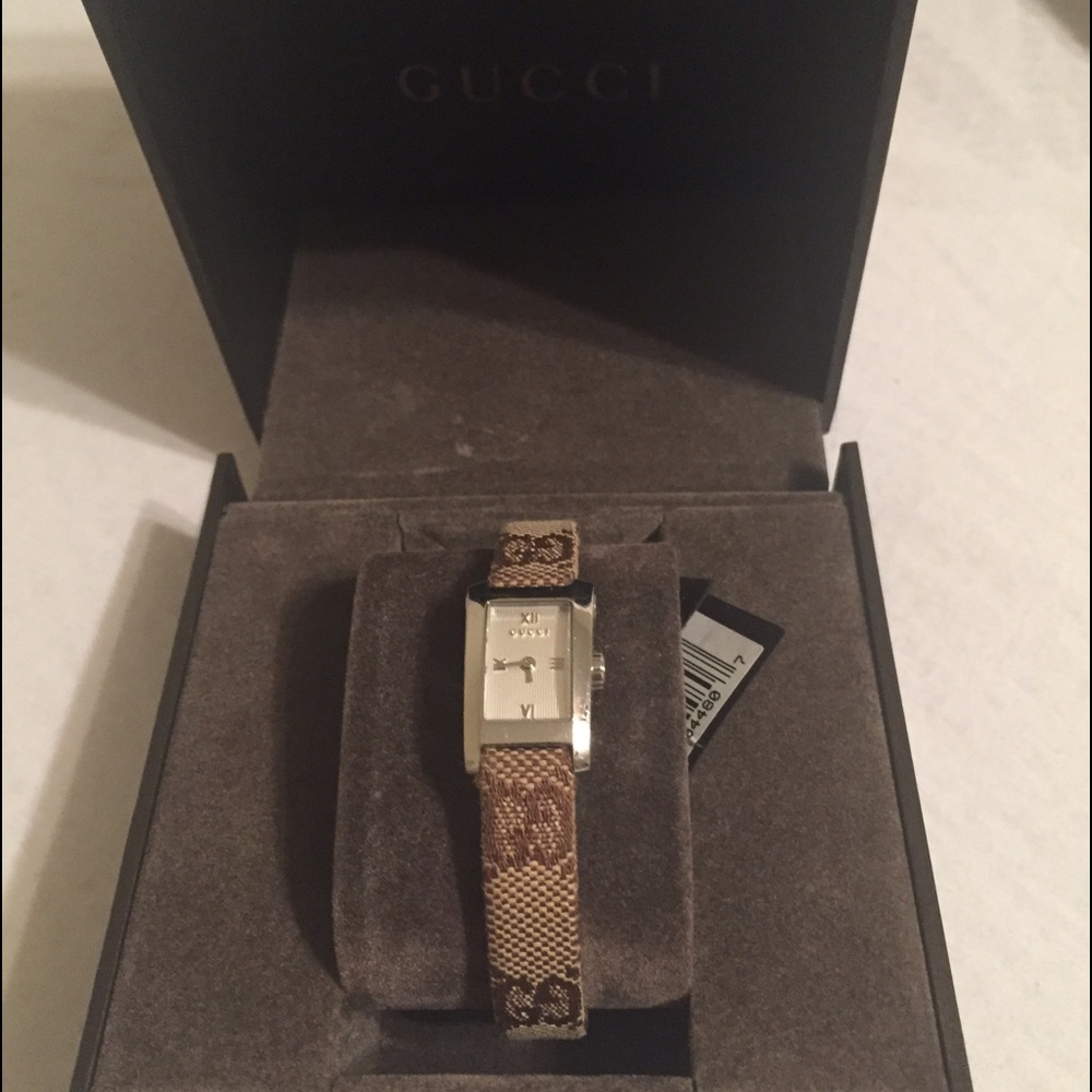 Gucci watch - mint condition / tag & box available