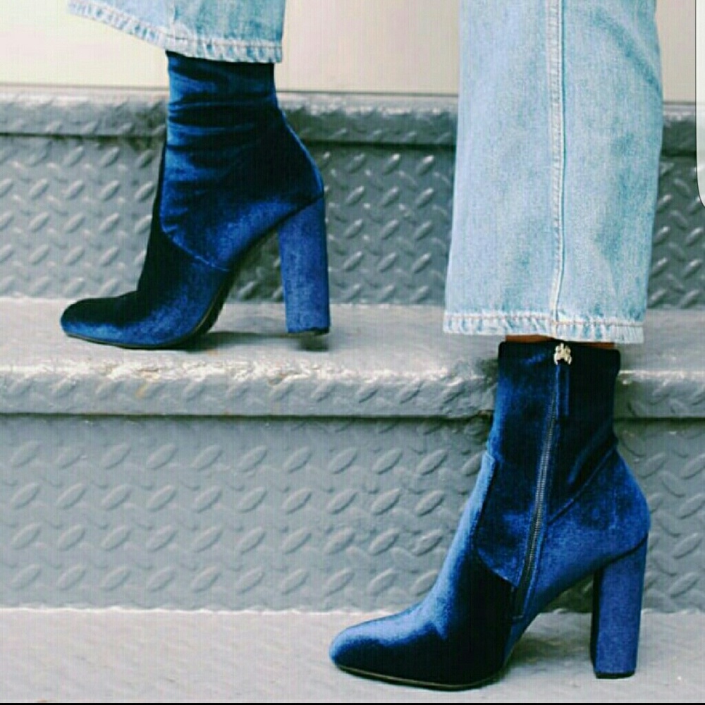 🚫Sold🚫 Brand New Steve Madden Blue Velvet Boots!