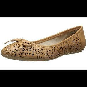 New in box tan Chinese Laundry flats