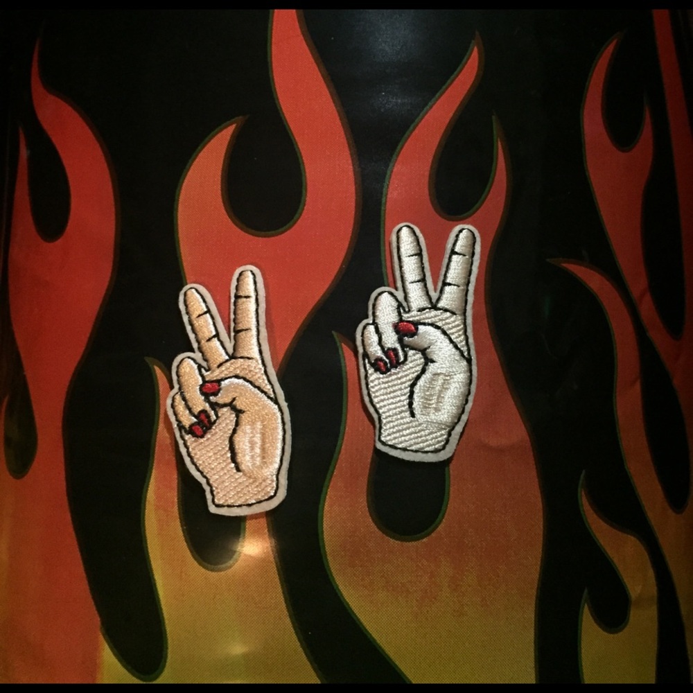 Peace sign hand patch (iron-on) ✌️