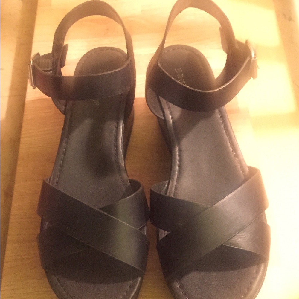 Bamboo Black Platform Sandal with Strap Size 10