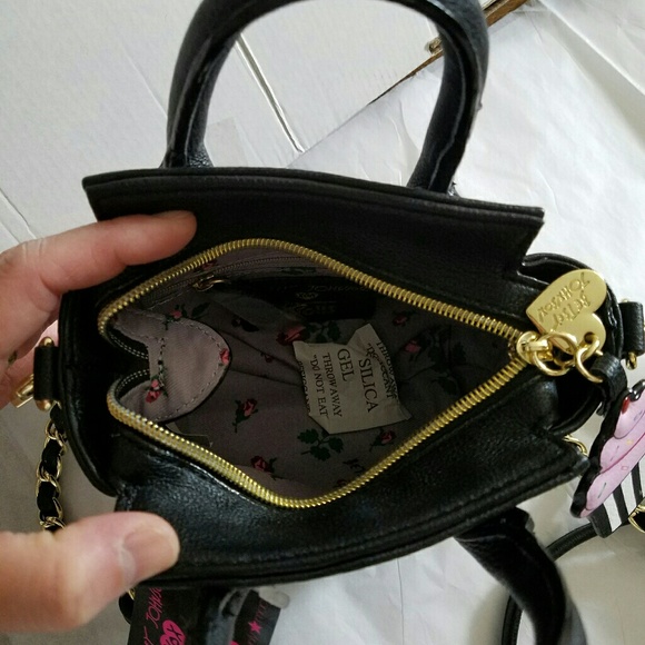 Super cute betsey johnson crossbody bag. - Picture 3 of 4