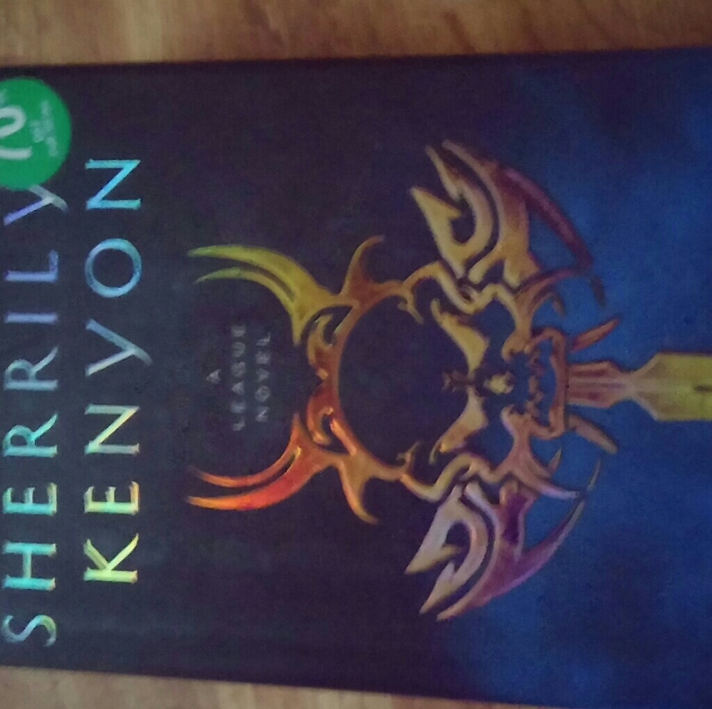 Sherrilyn kenyon born of shadows