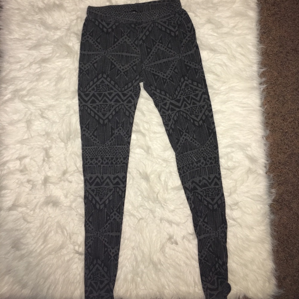 Black and gray leggings, Aztec print