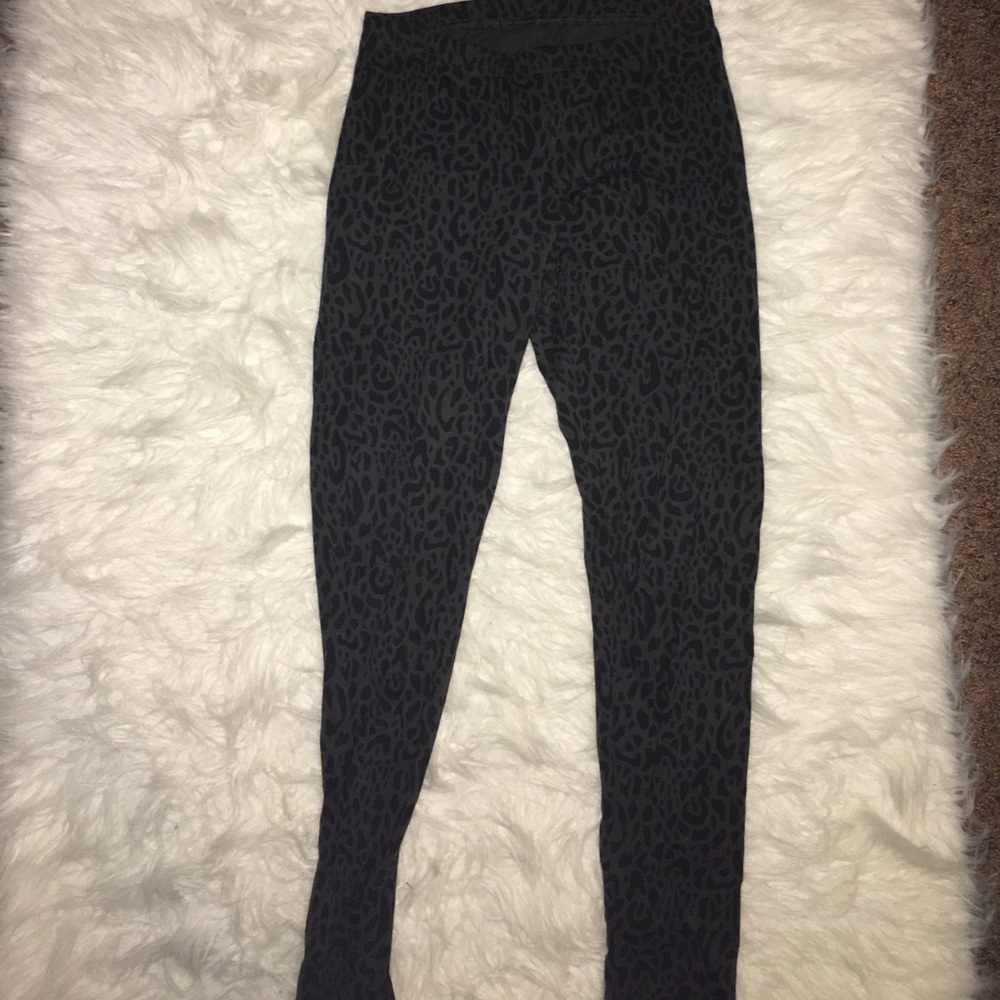 Black and gray cheetah print leggings
