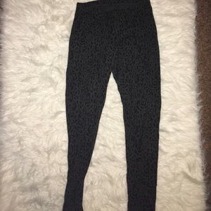 Black and gray cheetah print leggings
