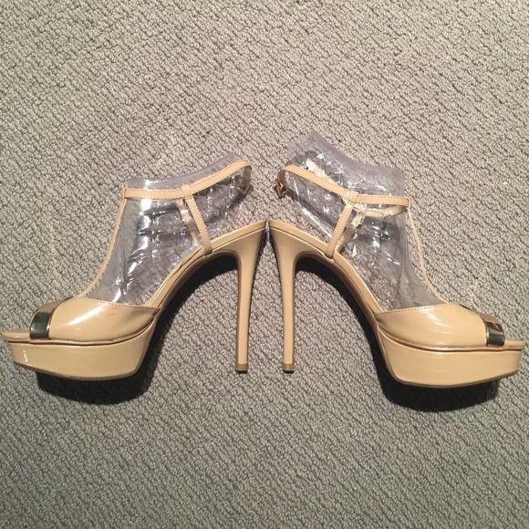 Jessica Simpson nude heels - Picture 2 of 5